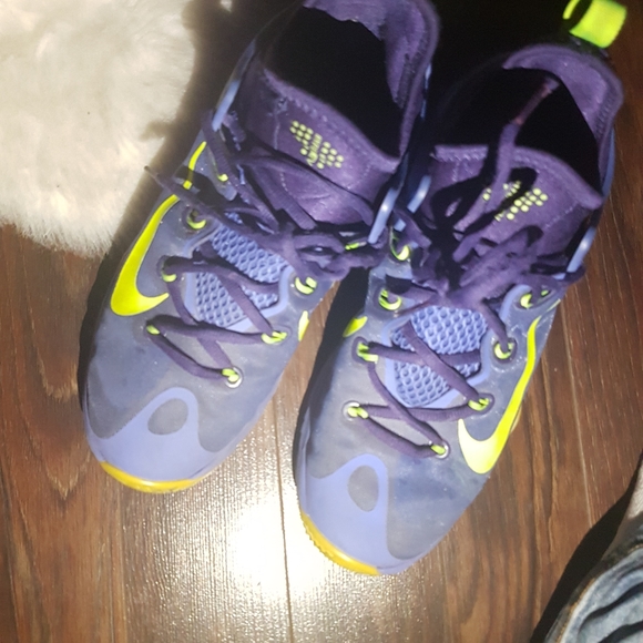 Nikes - Picture 2 of 2